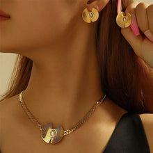 Load image into Gallery viewer, Ladies Gold Fan Design Pearl Centre Earrings Choker Party Necklace Set