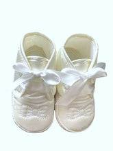 Load image into Gallery viewer, Baby Unisex Ivory Bow Tie Ribbon Christening Baptism Satin Soft Footie Pram Shoe