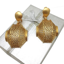 Load image into Gallery viewer, Ladies Bold Half Basket Weave Design Pendant and Earring Set
