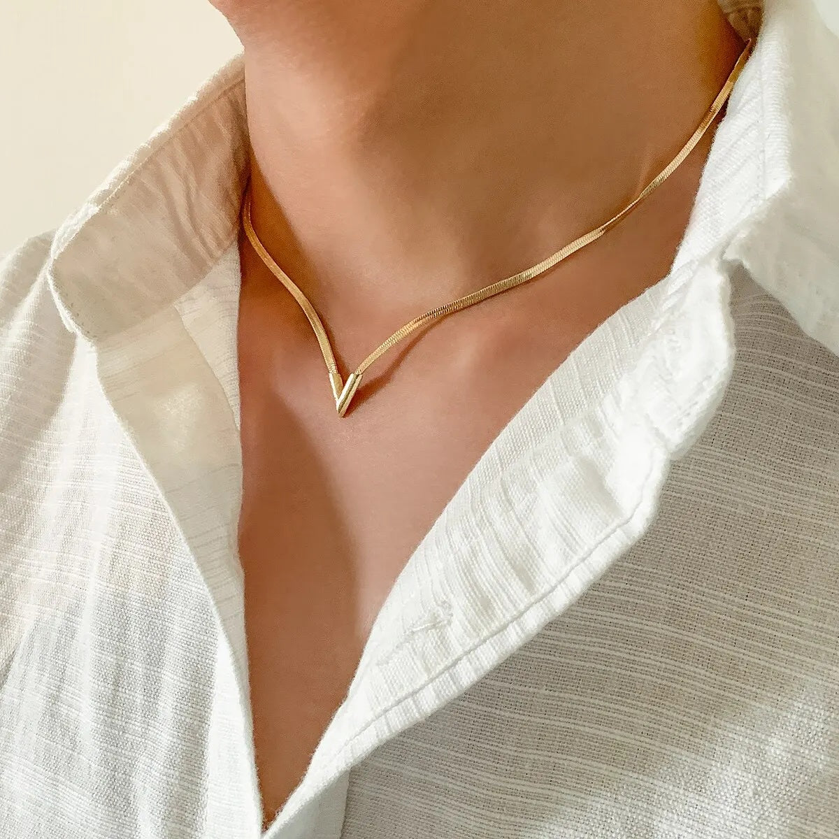 Ladies V Shape Pendant Flat Snake Clavicle Chain Choker Necklace